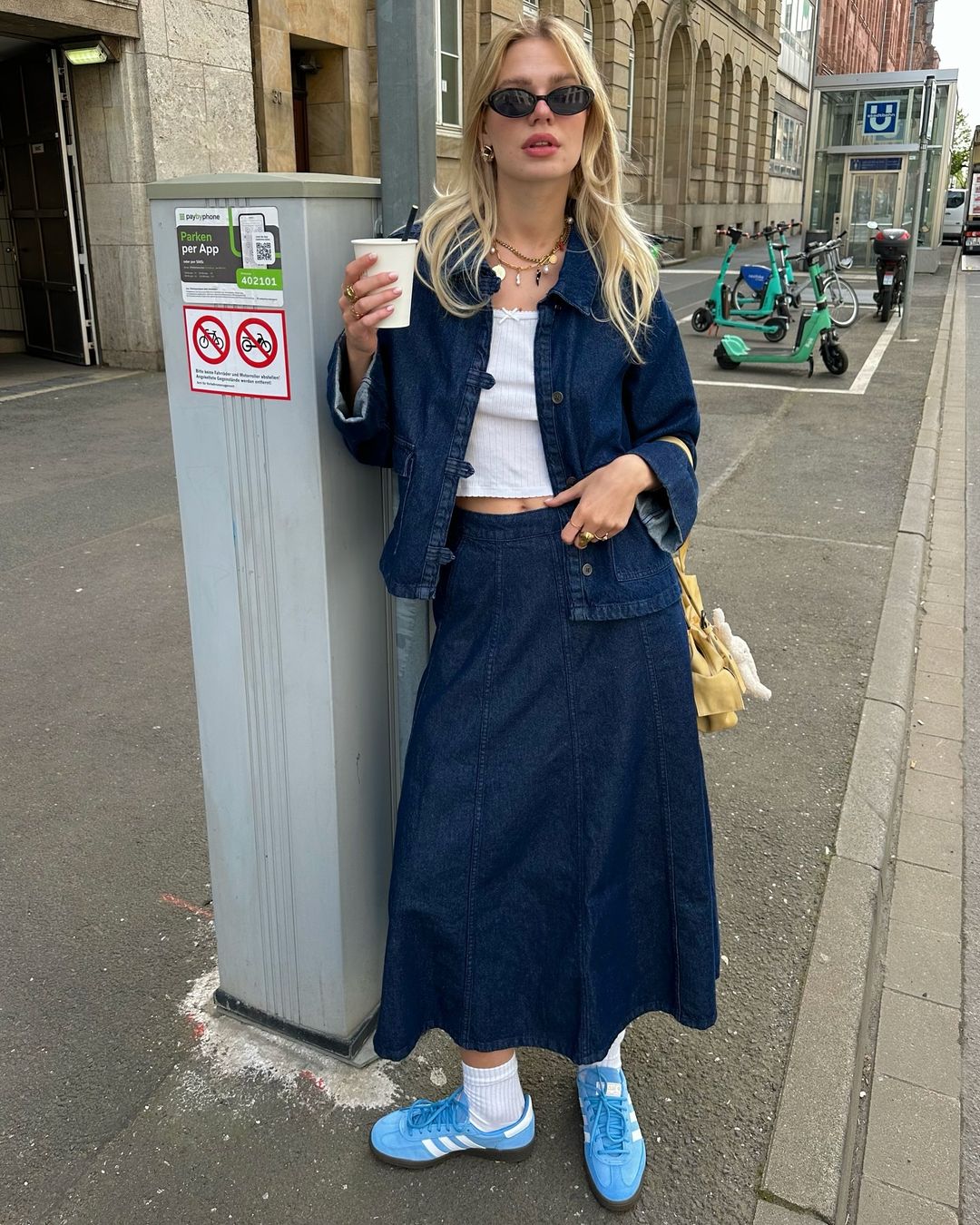 很多喜欢时尚的女孩都在穿adidas缤纷色球鞋，你不想入手一双吗？