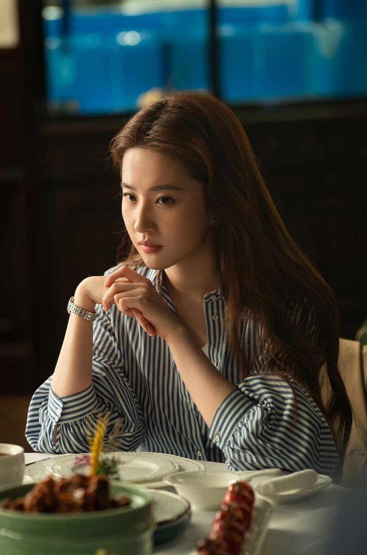 《玫瑰的故事》里刘亦菲的造型太出彩,学生、职场晚宴场合穿搭成了换装秀