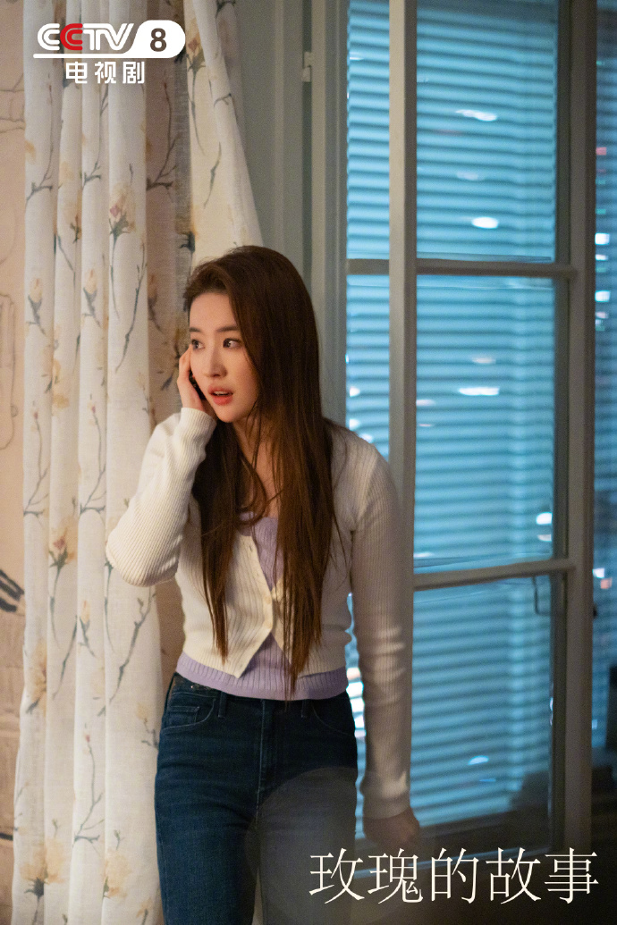 《玫瑰的故事》里刘亦菲的造型太出彩,学生、职场晚宴场合穿搭成了换装秀