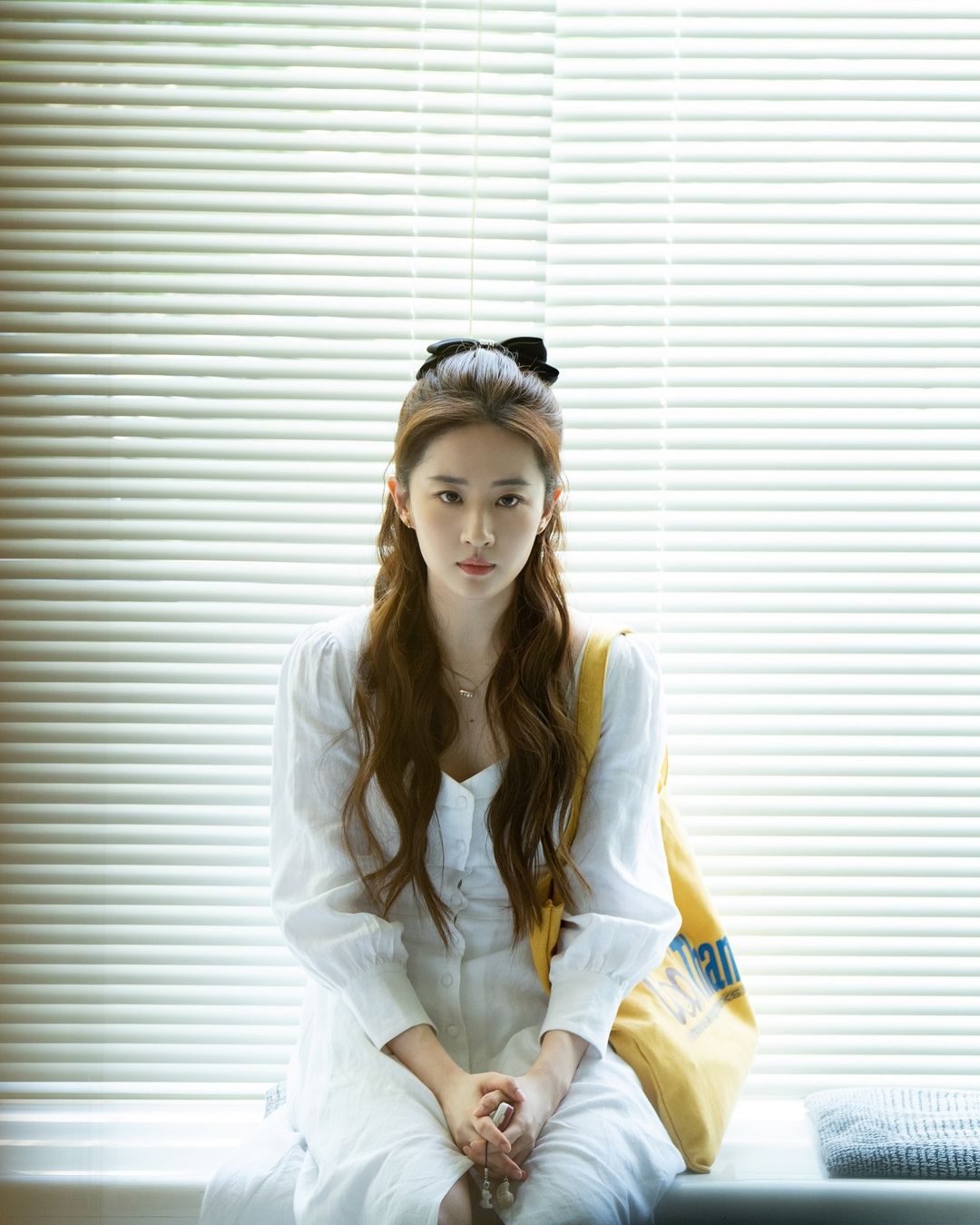 《玫瑰的故事》里刘亦菲的造型太出彩,学生、职场晚宴场合穿搭成了换装秀