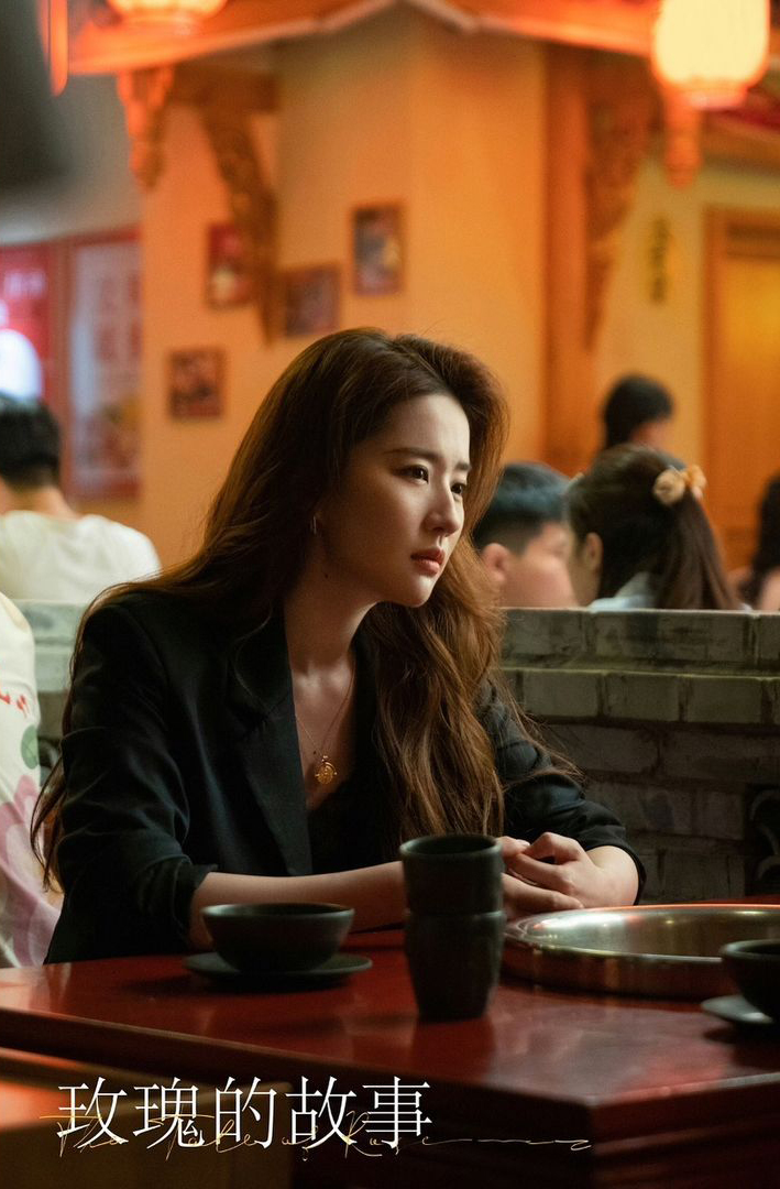 《玫瑰的故事》里刘亦菲的造型太出彩,学生、职场晚宴场合穿搭成了换装秀