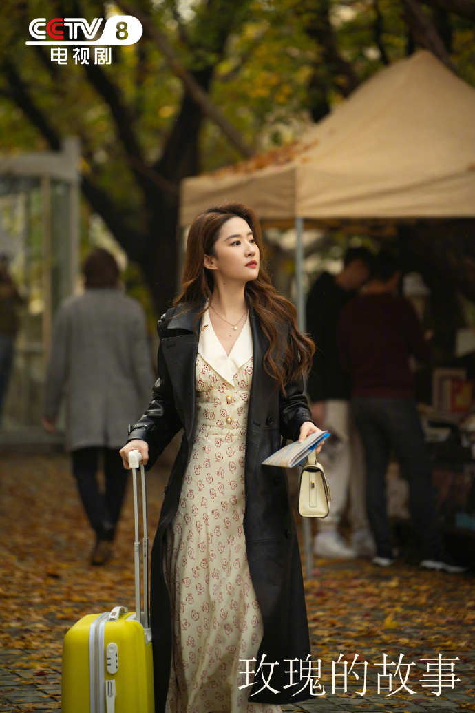 《玫瑰的故事》里刘亦菲的造型太出彩,学生、职场晚宴场合穿搭成了换装秀