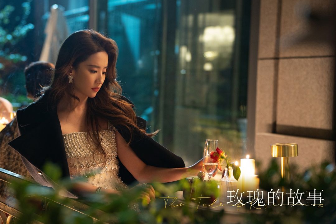 《玫瑰的故事》里刘亦菲的造型太出彩,学生、职场晚宴场合穿搭成了换装秀