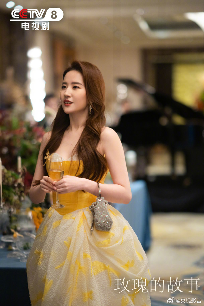 《玫瑰的故事》里刘亦菲的造型太出彩,学生、职场晚宴场合穿搭成了换装秀