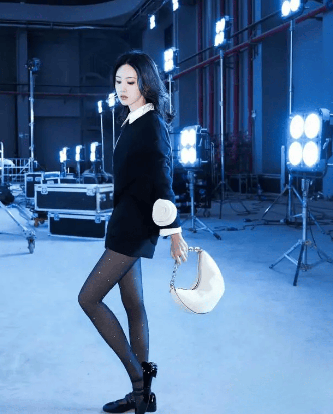 陈都灵黑丝写真曝光，修长美腿闪耀迷人，黑衣短裙勾勒神秘魅力-7