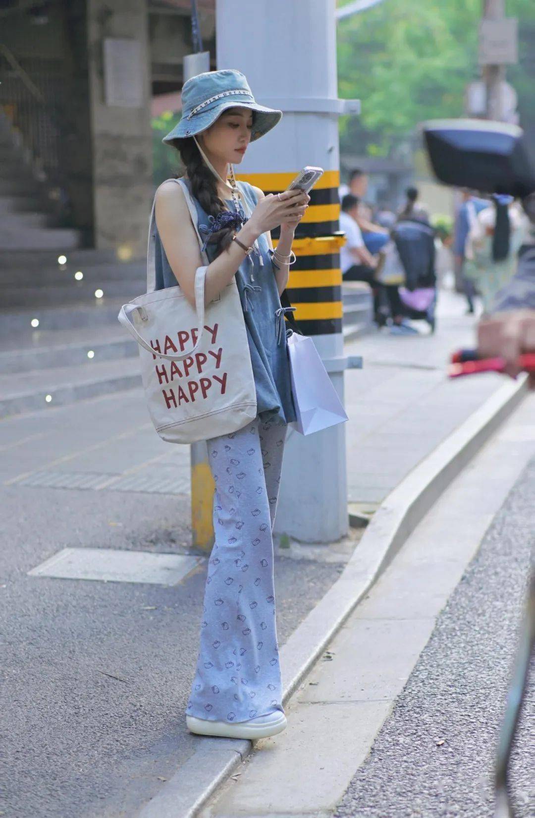 上海街拍太惊艳了，长裤搭配背心显高又时髦！-28