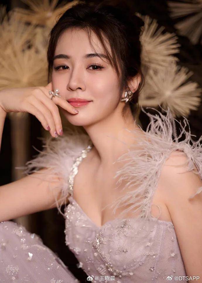 王晓晨穿低胸长裙超靓!肤白貌美大长腿魔鬼身材性感火辣-3