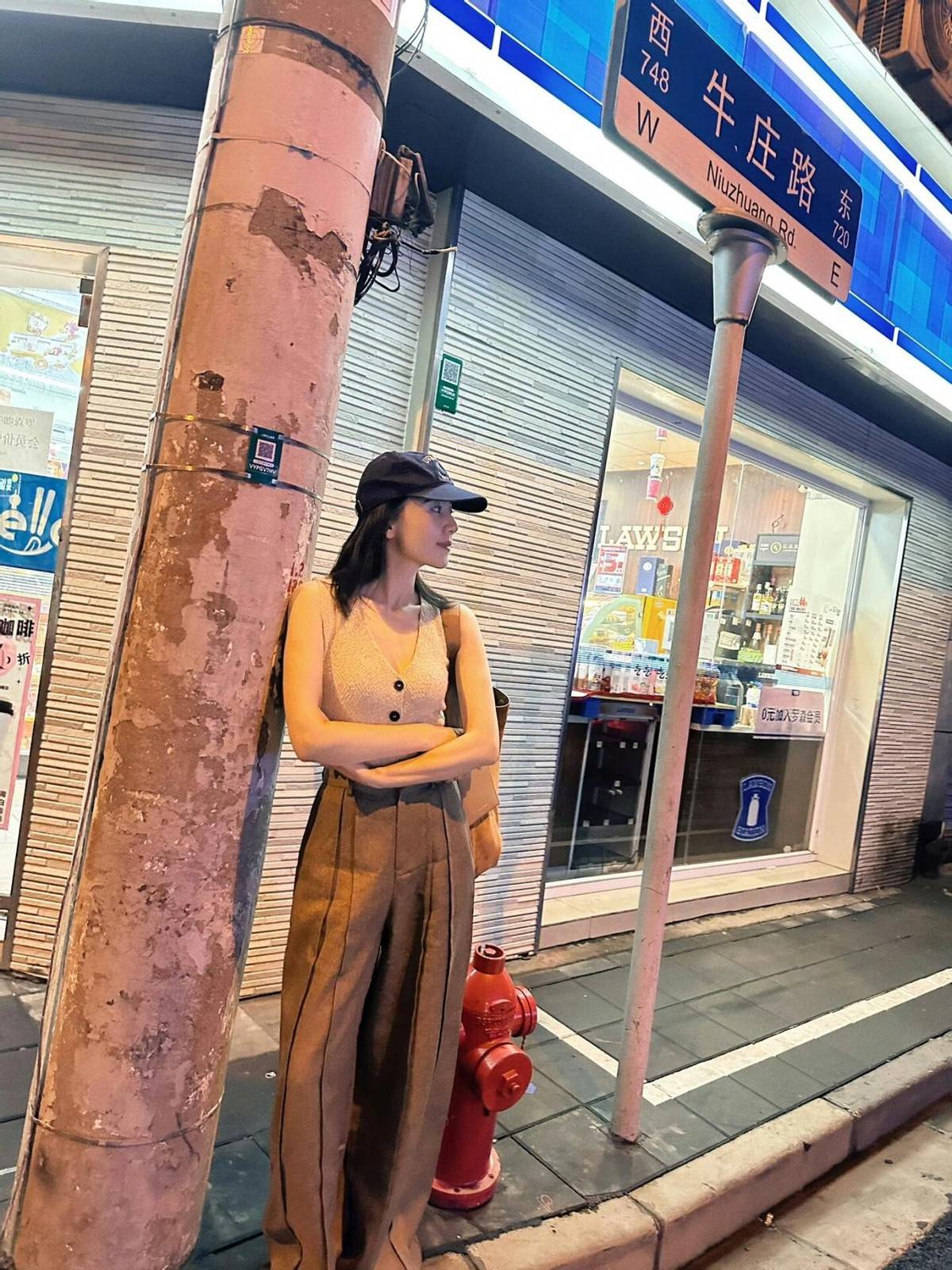 高圆圆把简约风穿火了！背心搭配高腰阔腿裤高级时髦又洋气-2