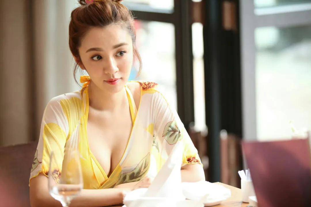 王晓晨穿低胸长裙超靓!肤白貌美大长腿魔鬼身材性感火辣-4