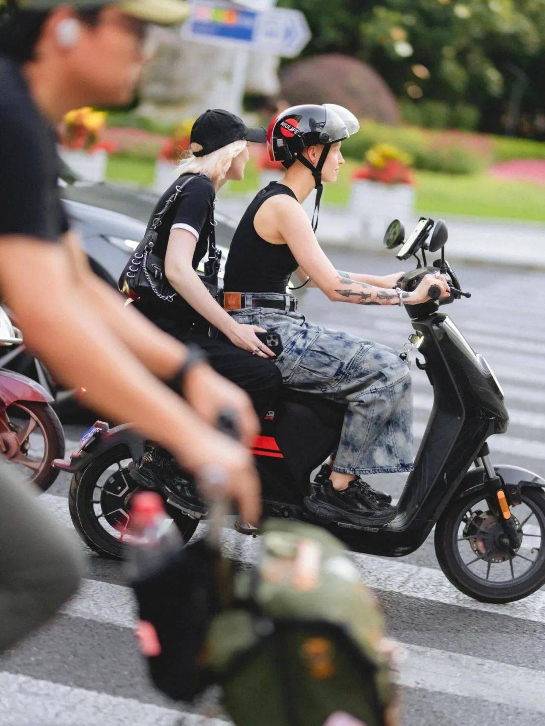 上海街拍太惊艳了，长裤搭配背心显高又时髦！-3