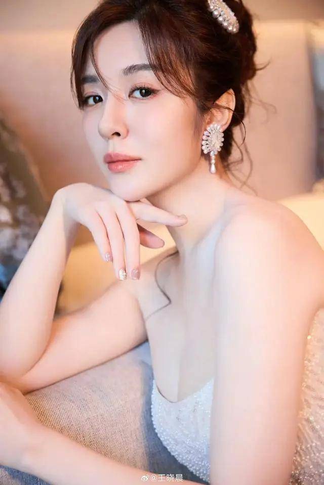 王晓晨穿低胸长裙超靓!肤白貌美大长腿魔鬼身材性感火辣-7