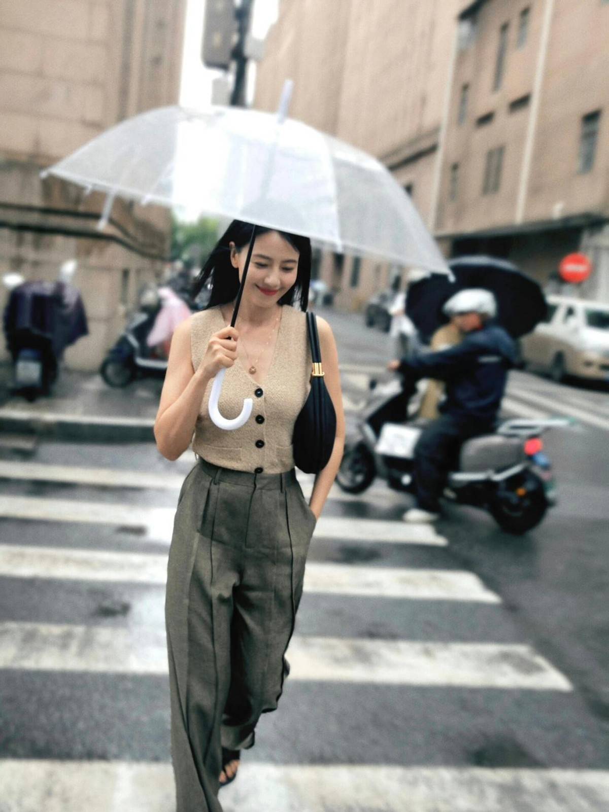 高圆圆把简约风穿火了！背心搭配高腰阔腿裤高级时髦又洋气-5