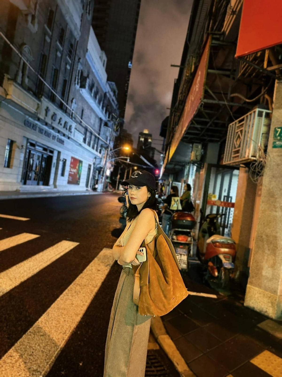 高圆圆把简约风穿火了！背心搭配高腰阔腿裤高级时髦又洋气-3