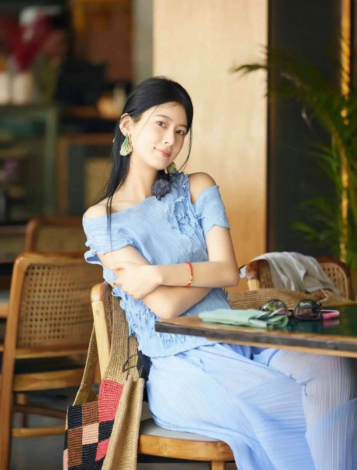 东北甜妹从小透明一跃成为芒果台红人和穿搭界的顶流,她是靠什么?-9 东北甜妹从小透明一跃成为芒果台红人和穿搭界的顶流,她是靠什么?