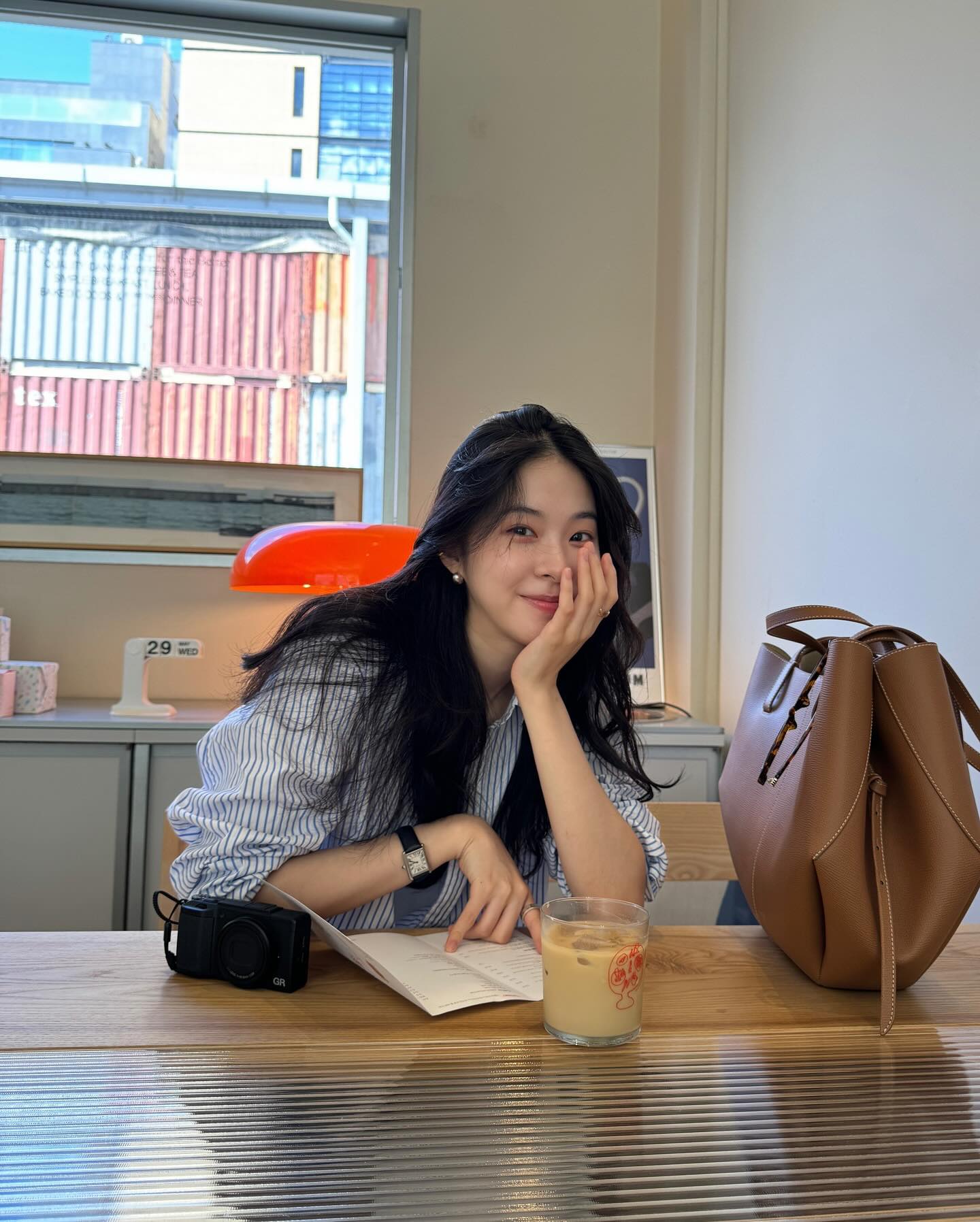 又挖掘到一位穿衣打扮有范儿的韩国演员徐恩秀, 穿搭自带文艺风清新又养眼
