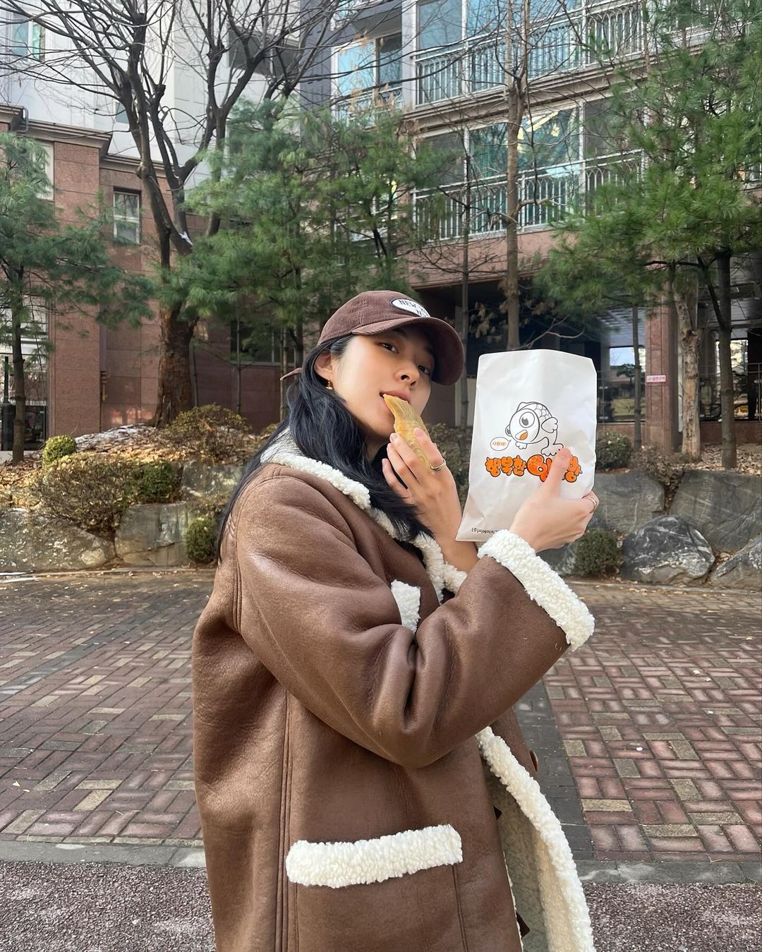 又挖掘到一位穿衣打扮有范儿的韩国演员徐恩秀, 穿搭自带文艺风清新又养眼