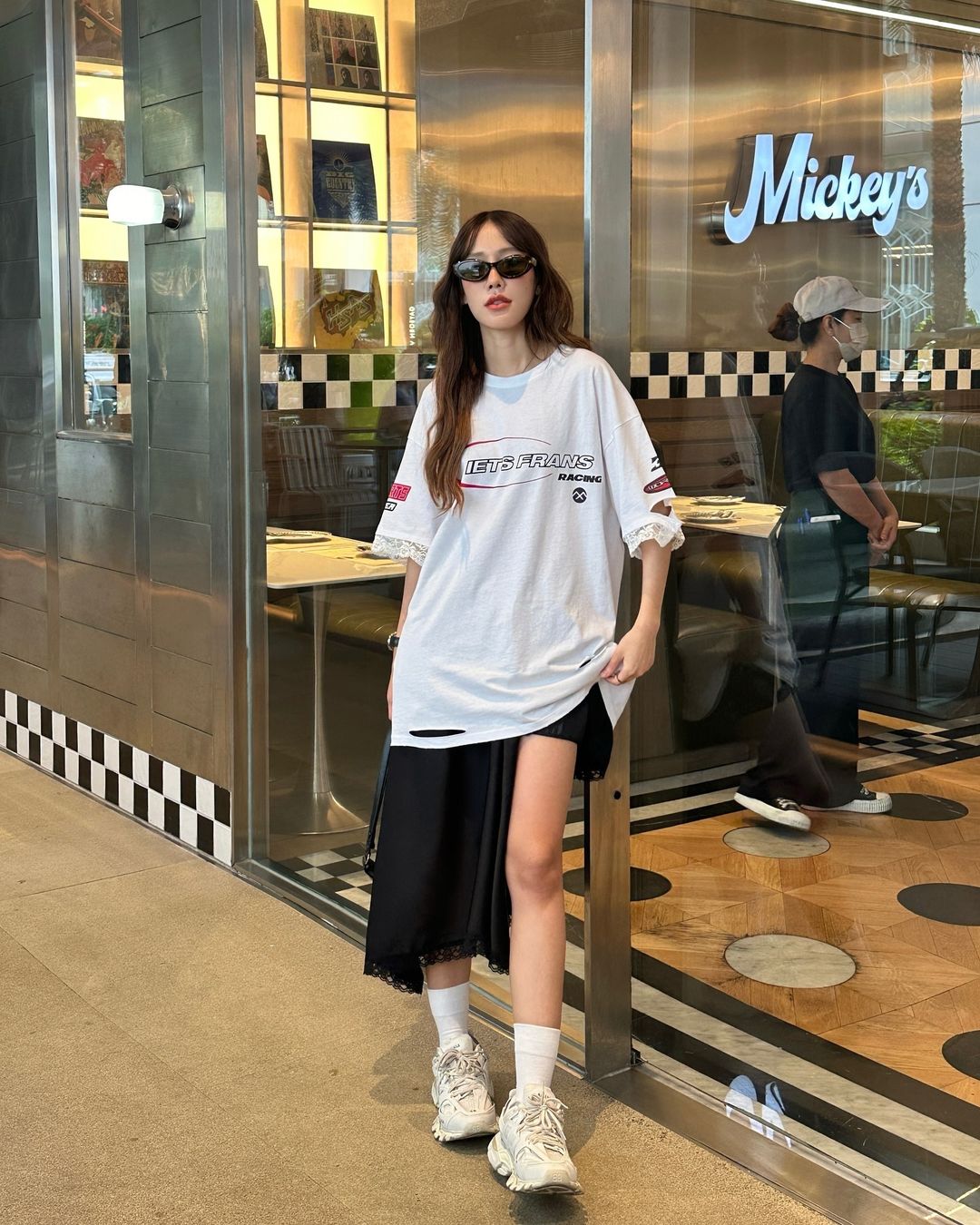 天气太熱穿什么好？这3位泰国女生的穿搭示范，夏季清凉又有型