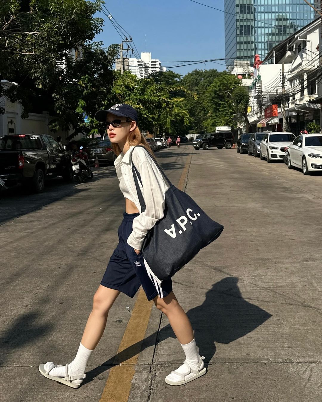 天气太熱穿什么好？这3位泰国女生的穿搭示范，夏季清凉又有型