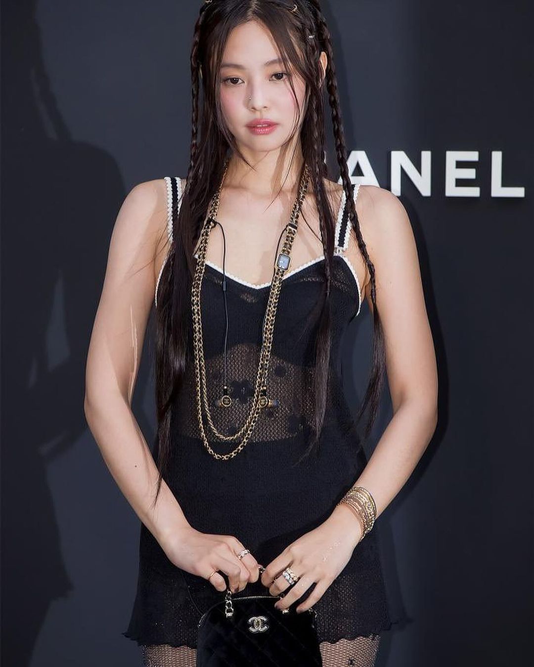 戒指也能当发饰?Jennie出席CHANEL Coco Crush首尔品牌快闪店,造型又美又潮