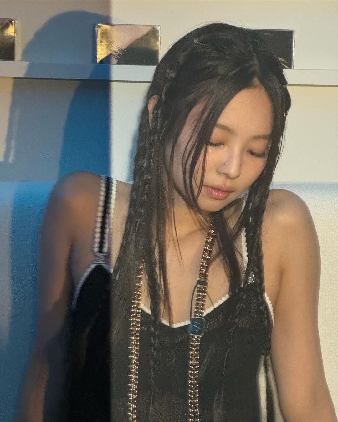 戒指也能当发饰?Jennie出席CHANEL Coco Crush首尔品牌快闪店,造型又美又潮