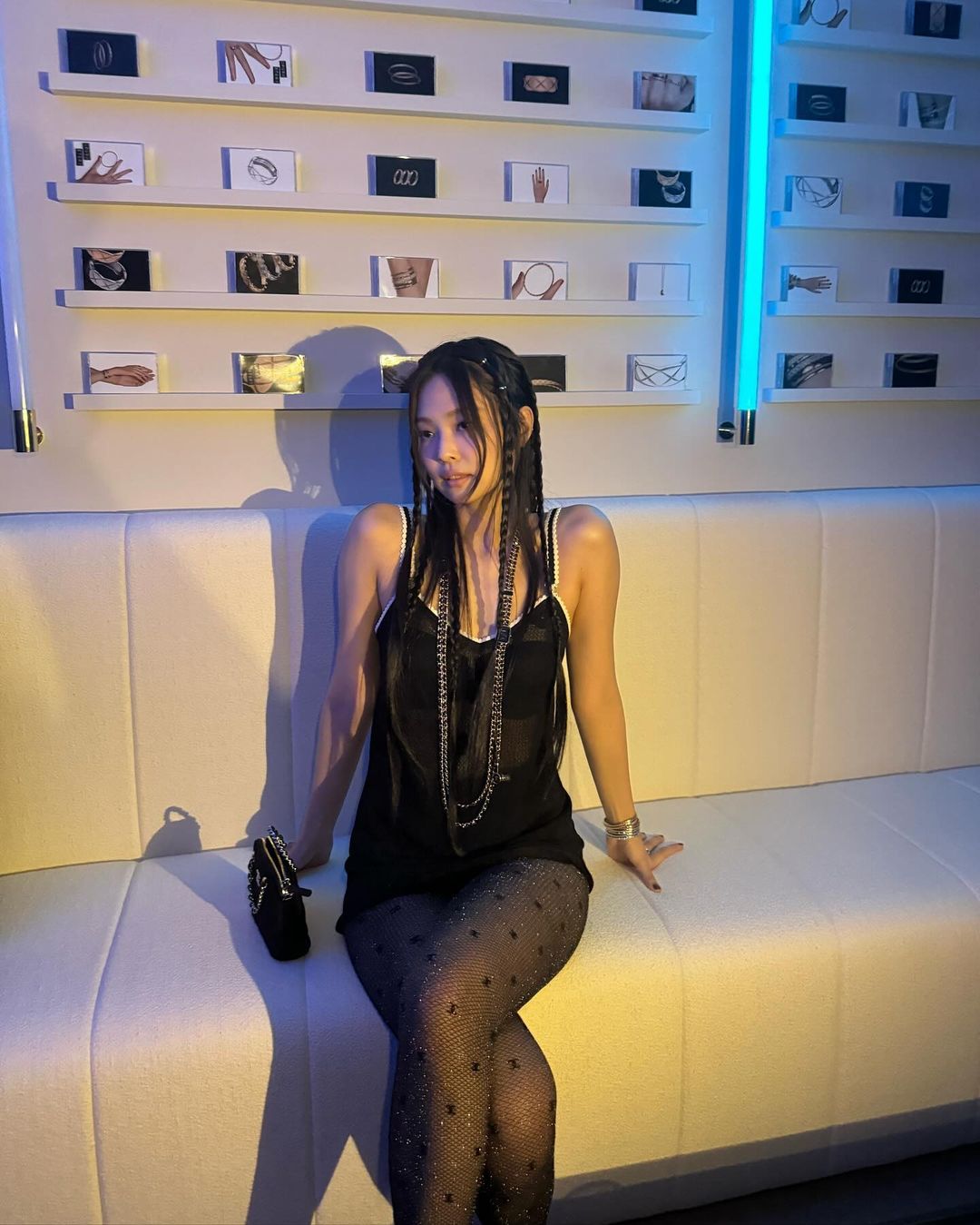 戒指也能当发饰?Jennie出席CHANEL Coco Crush首尔品牌快闪店,造型又美又潮