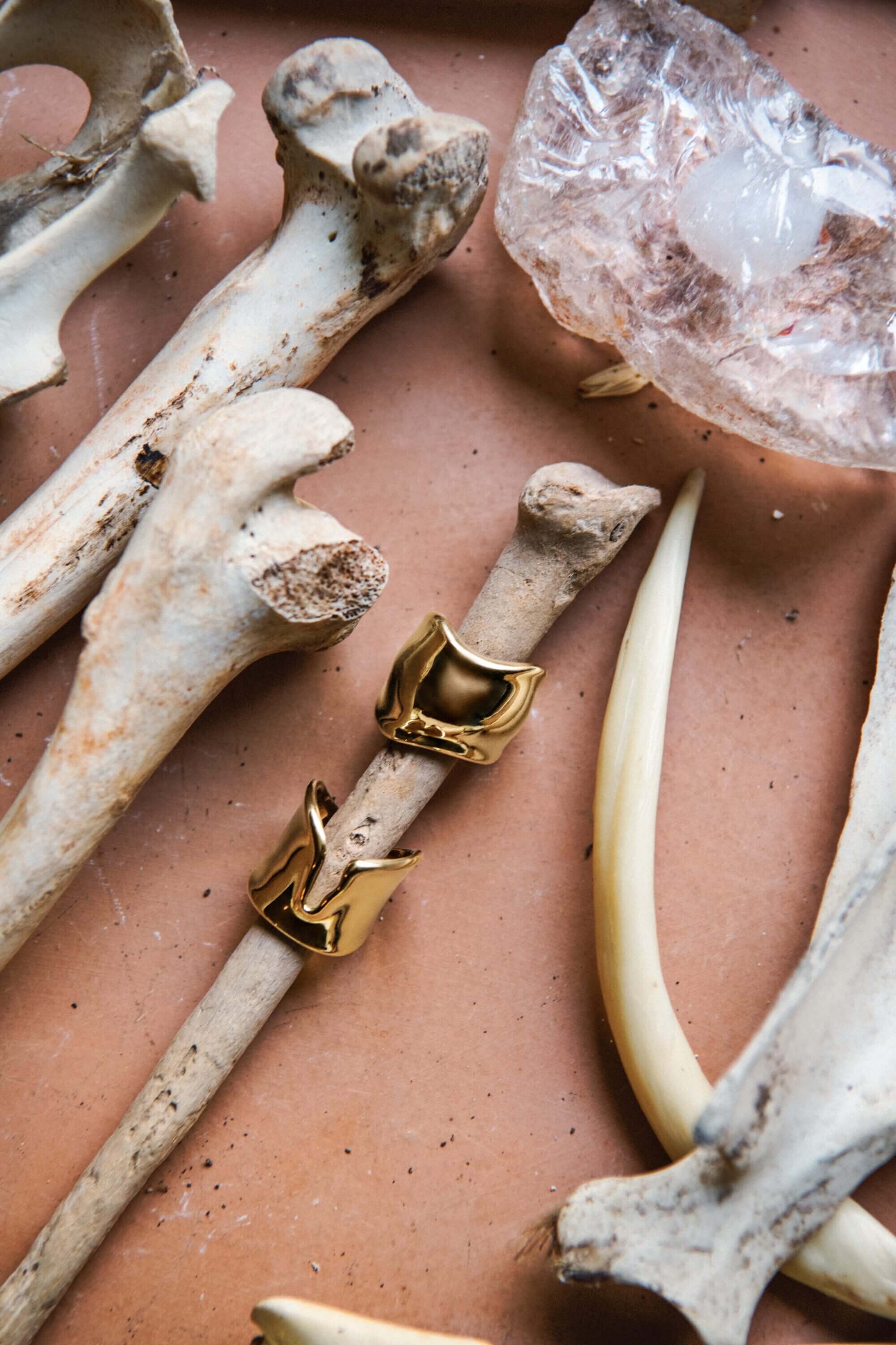 萦绕于指尖、蜿蜒动人的美:Tiffany & Co. 推出两款新戒指纪念设计师Elsa Peretti