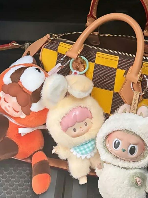 Lisa和Rosé一起兴奋开箱,这个叫LABUBU的玩偶拥有什么魔力?