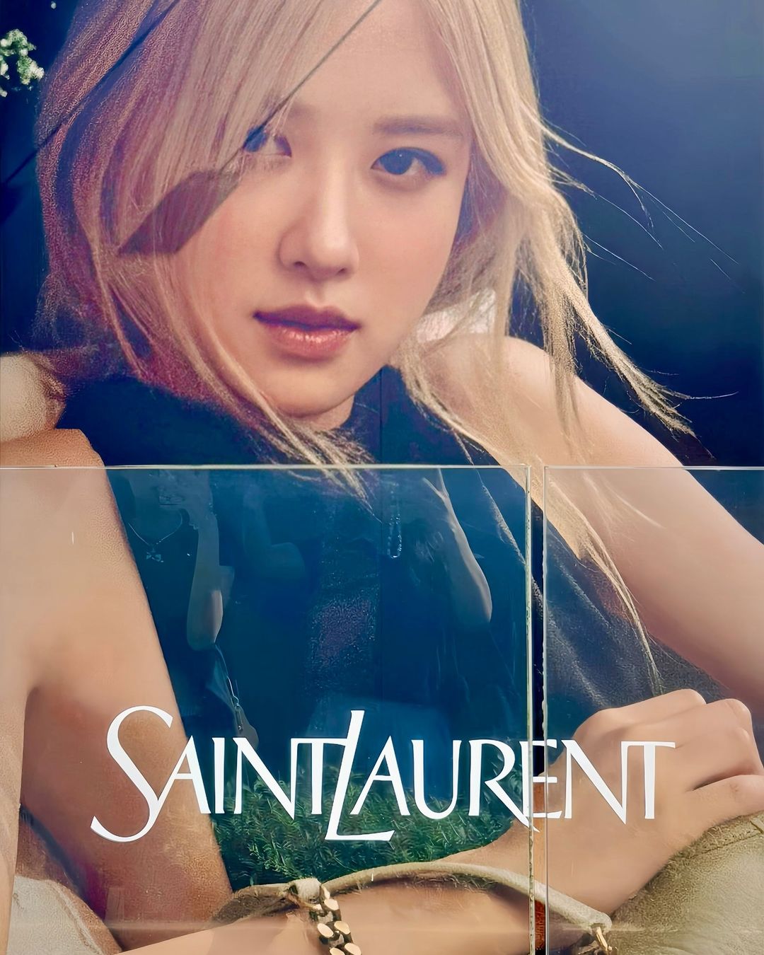 身穿性感蕾丝上衣,Rosé 出镜 Saint Laurent 新广告,让粉丝直呼美出新境界