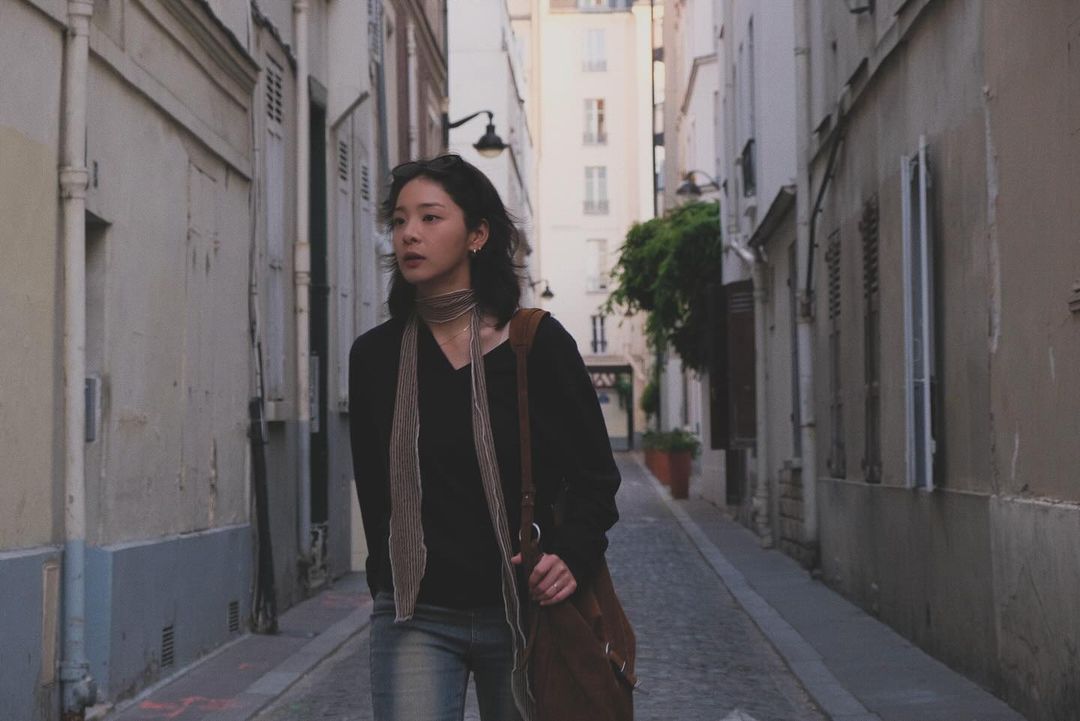 夏天想尝试少年感穿搭,学薛仁雅衬衫和白色T恤怎样穿都率性有型