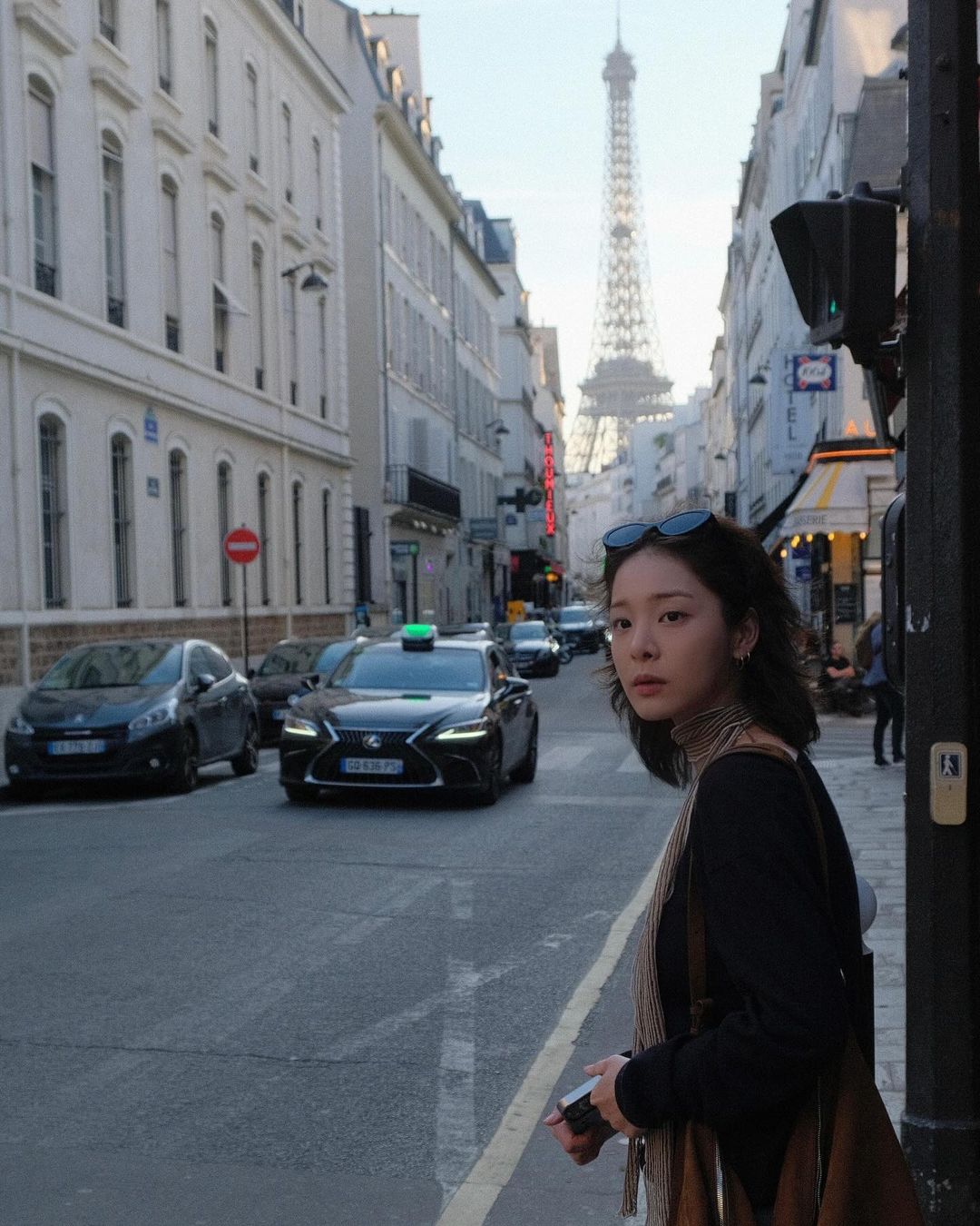 夏天想尝试少年感穿搭,学薛仁雅衬衫和白色T恤怎样穿都率性有型