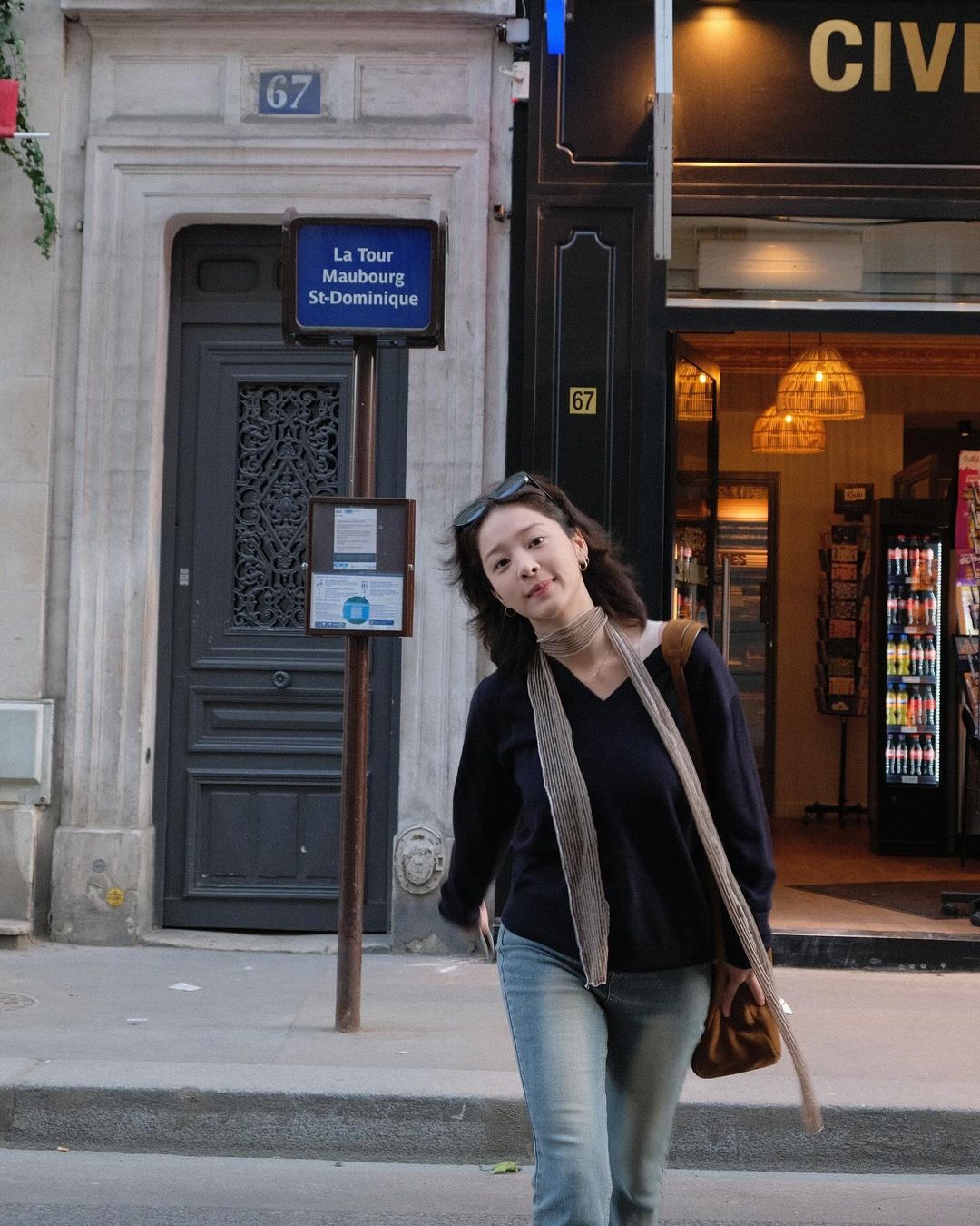 夏天想尝试少年感穿搭,学薛仁雅衬衫和白色T恤怎样穿都率性有型