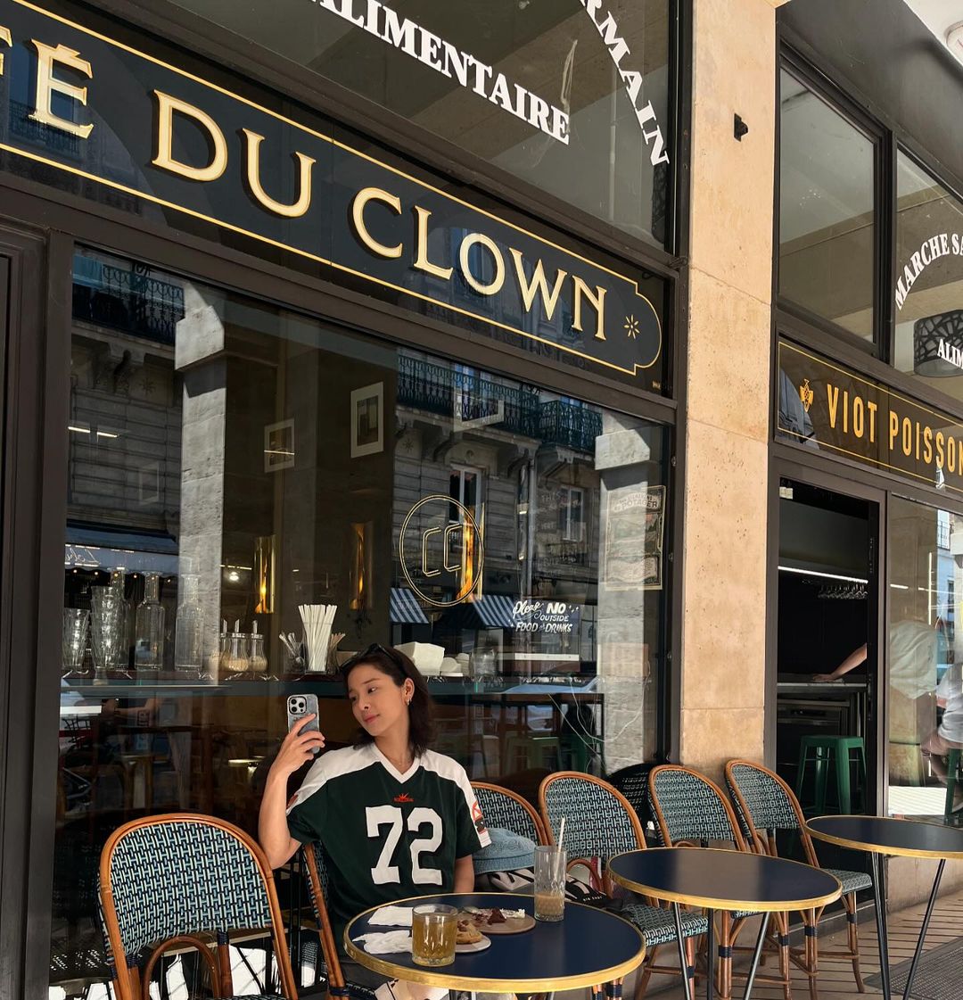 夏天想尝试少年感穿搭,学薛仁雅衬衫和白色T恤怎样穿都率性有型