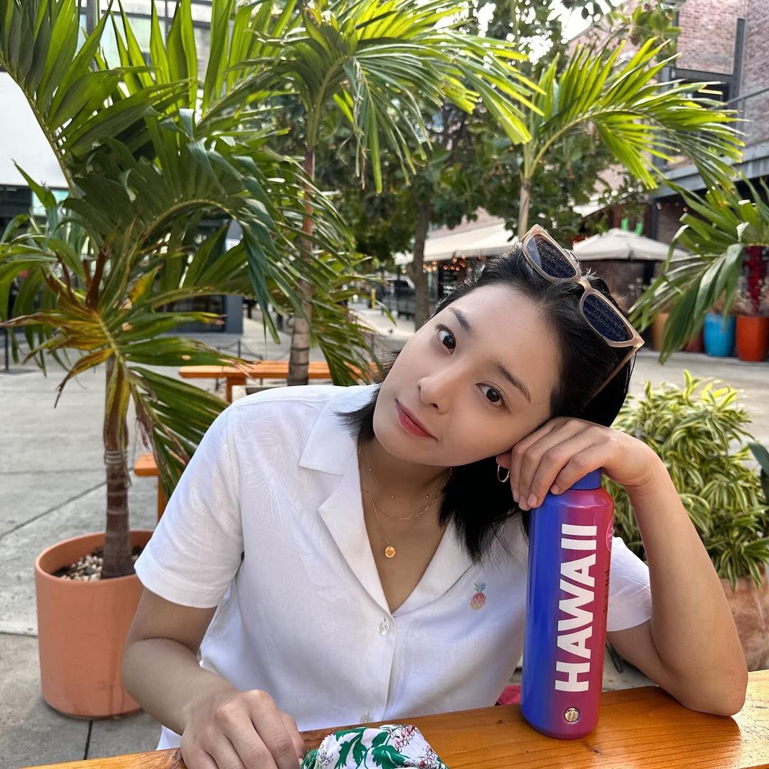 夏天想尝试少年感穿搭,学薛仁雅衬衫和白色T恤怎样穿都率性有型