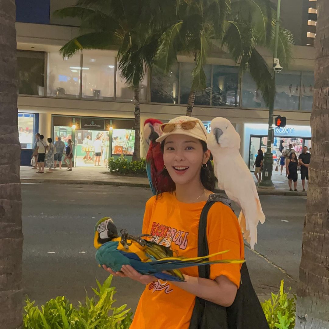 夏天想尝试少年感穿搭,学薛仁雅衬衫和白色T恤怎样穿都率性有型