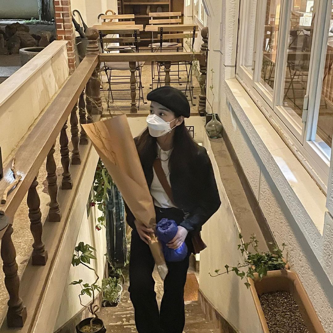 夏天想尝试少年感穿搭，学薛仁雅衬衫和白色T恤怎样穿都率性有型