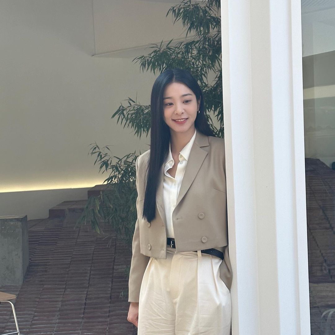 夏天想尝试少年感穿搭，学薛仁雅衬衫和白色T恤怎样穿都率性有型