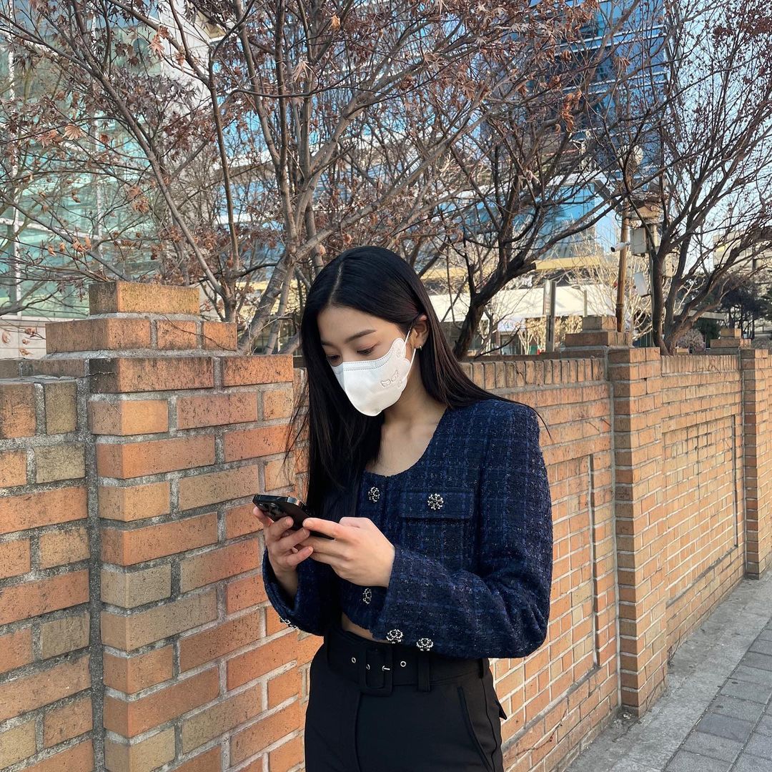 夏天想尝试少年感穿搭，学薛仁雅衬衫和白色T恤怎样穿都率性有型