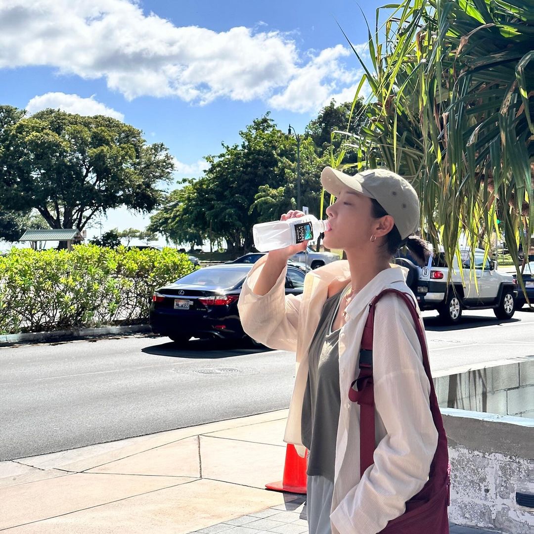 夏天想尝试少年感穿搭,学薛仁雅衬衫和白色T恤怎样穿都率性有型