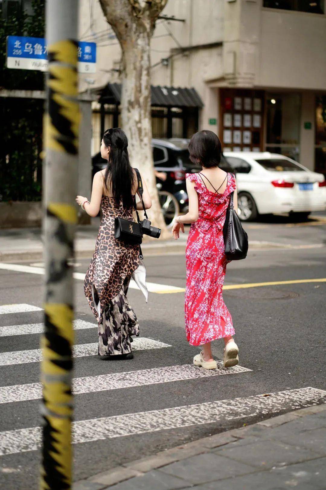 上海夏日街拍：长裙平底鞋优雅穿搭自在行-7