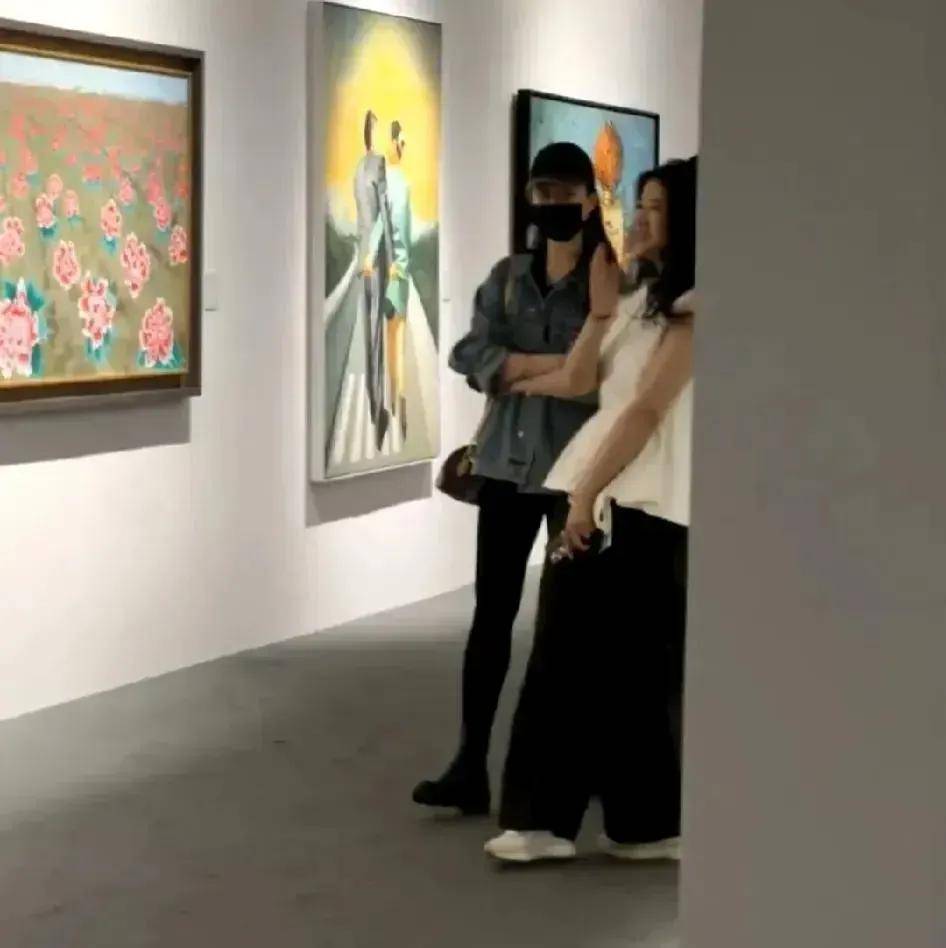 刘亦菲旅游晒照，穿短裙牛仔衣超显身材！-4