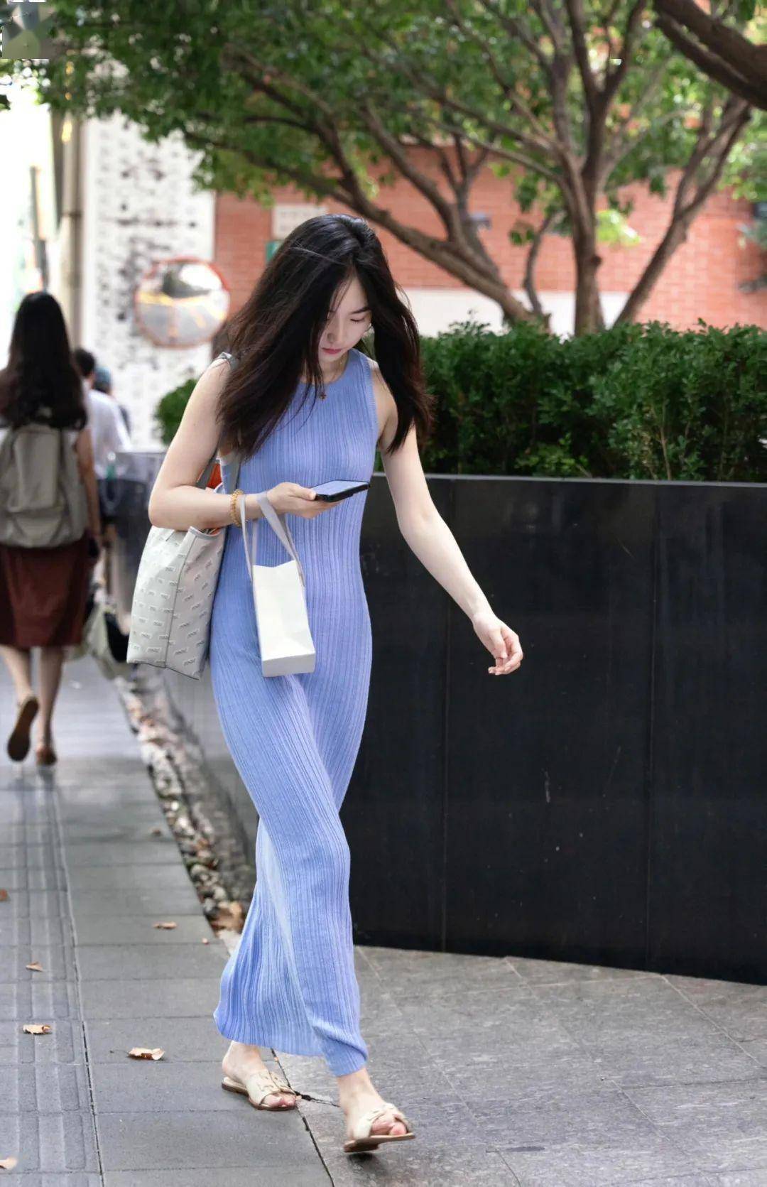 上海夏日街拍：长裙平底鞋优雅穿搭自在行-21
