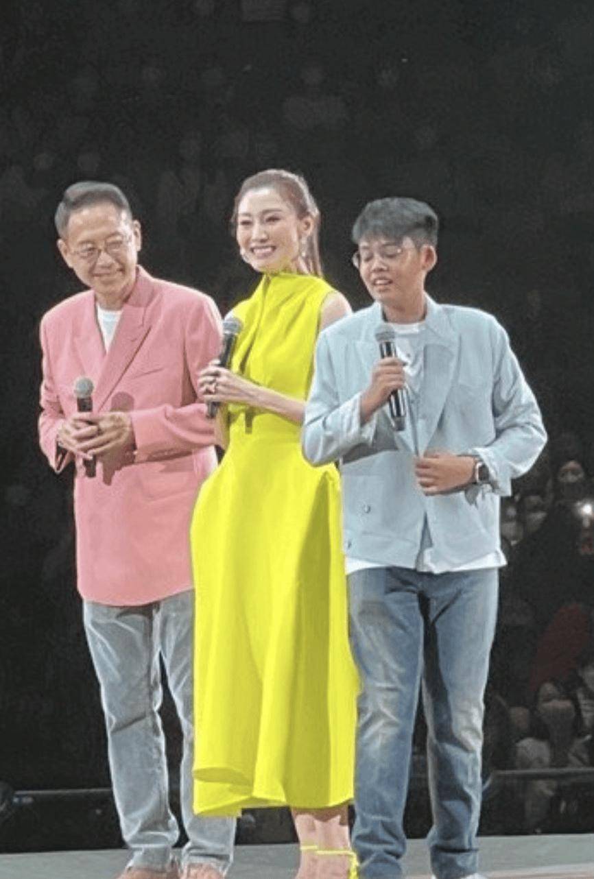 李嘉欣晒旅游照，穿的嫩脸也还是很漂亮，一看就是保养很好的老奶奶！-7