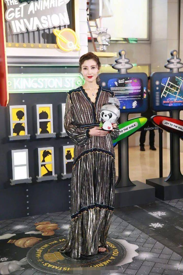 李嘉欣晒旅游照，穿的嫩脸也还是很漂亮，一看就是保养很好的老奶奶！-3