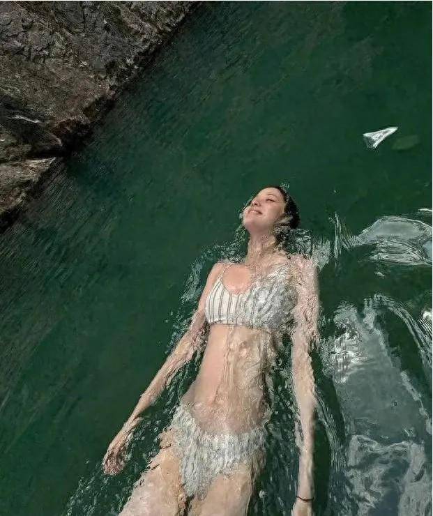 欧阳娜娜性感泳装照曝光！网友炮轰她身材不够火辣-2