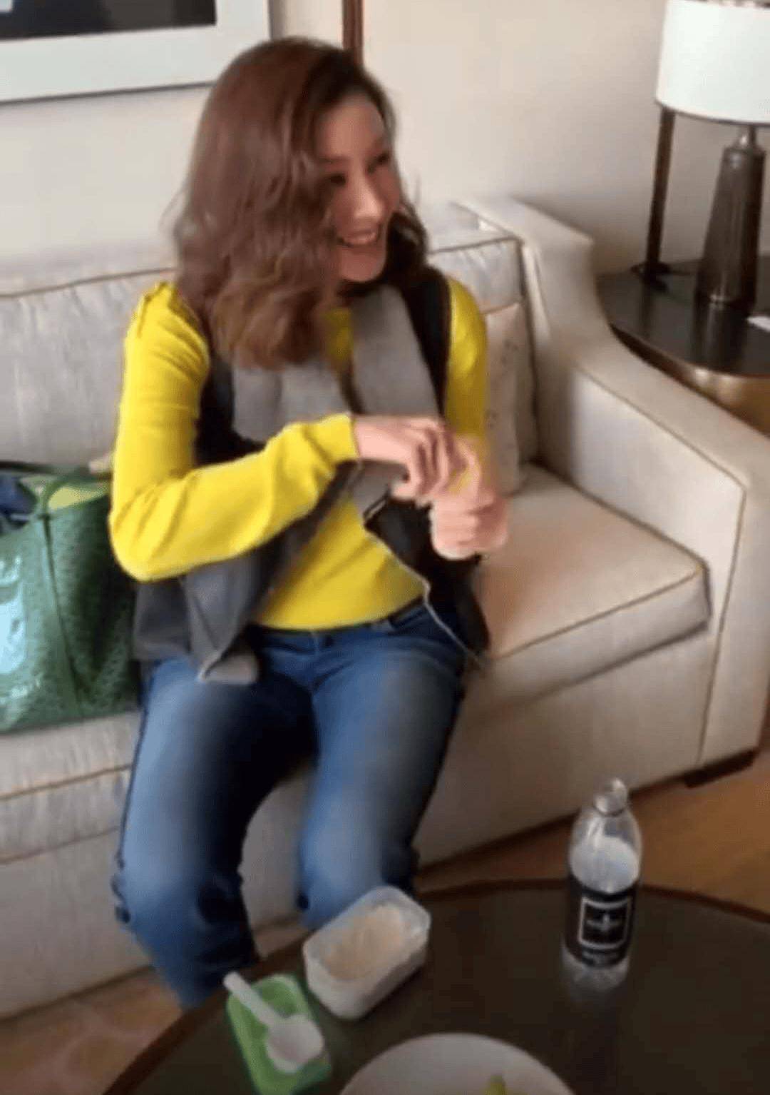 李嘉欣晒旅游照，穿的嫩脸也还是很漂亮，一看就是保养很好的老奶奶！-5