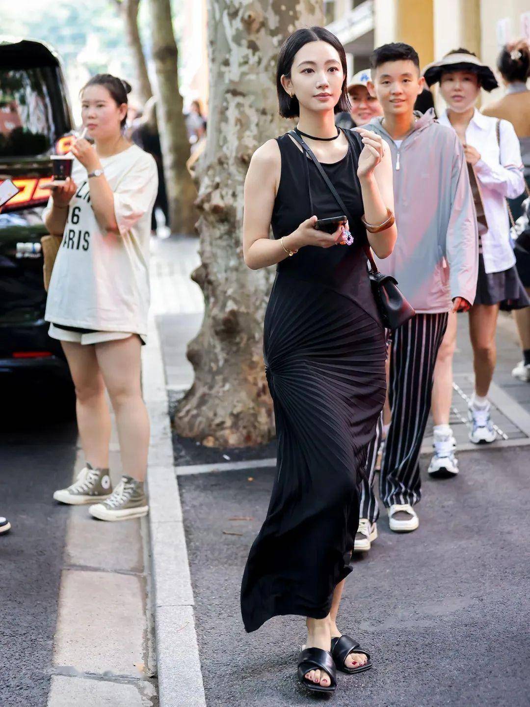 上海夏日街拍：长裙平底鞋优雅穿搭自在行-6