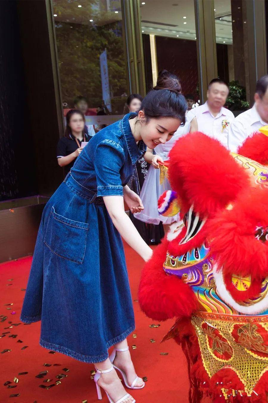 刘亦菲旅游晒照，穿短裙牛仔衣超显身材！-7