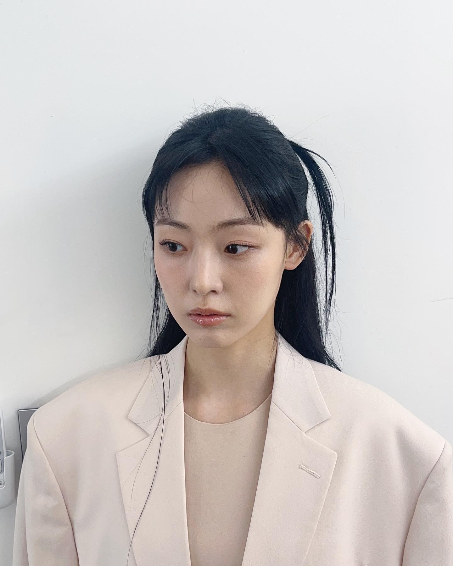 全少妮独特的淡漠系气质让人难忘,舒适自在的穿搭最有型
