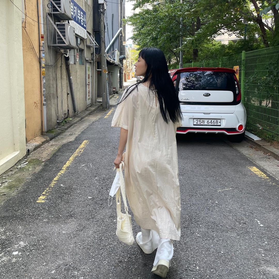 全少妮独特的淡漠系气质让人难忘,舒适自在的穿搭最有型