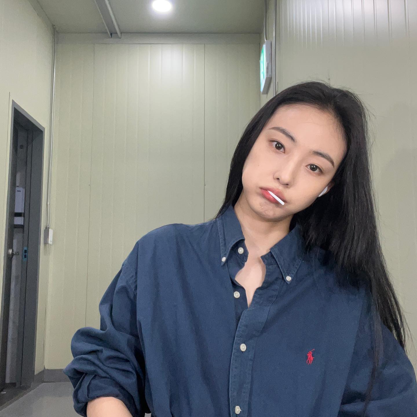 全少妮独特的淡漠系气质让人难忘,舒适自在的穿搭最有型